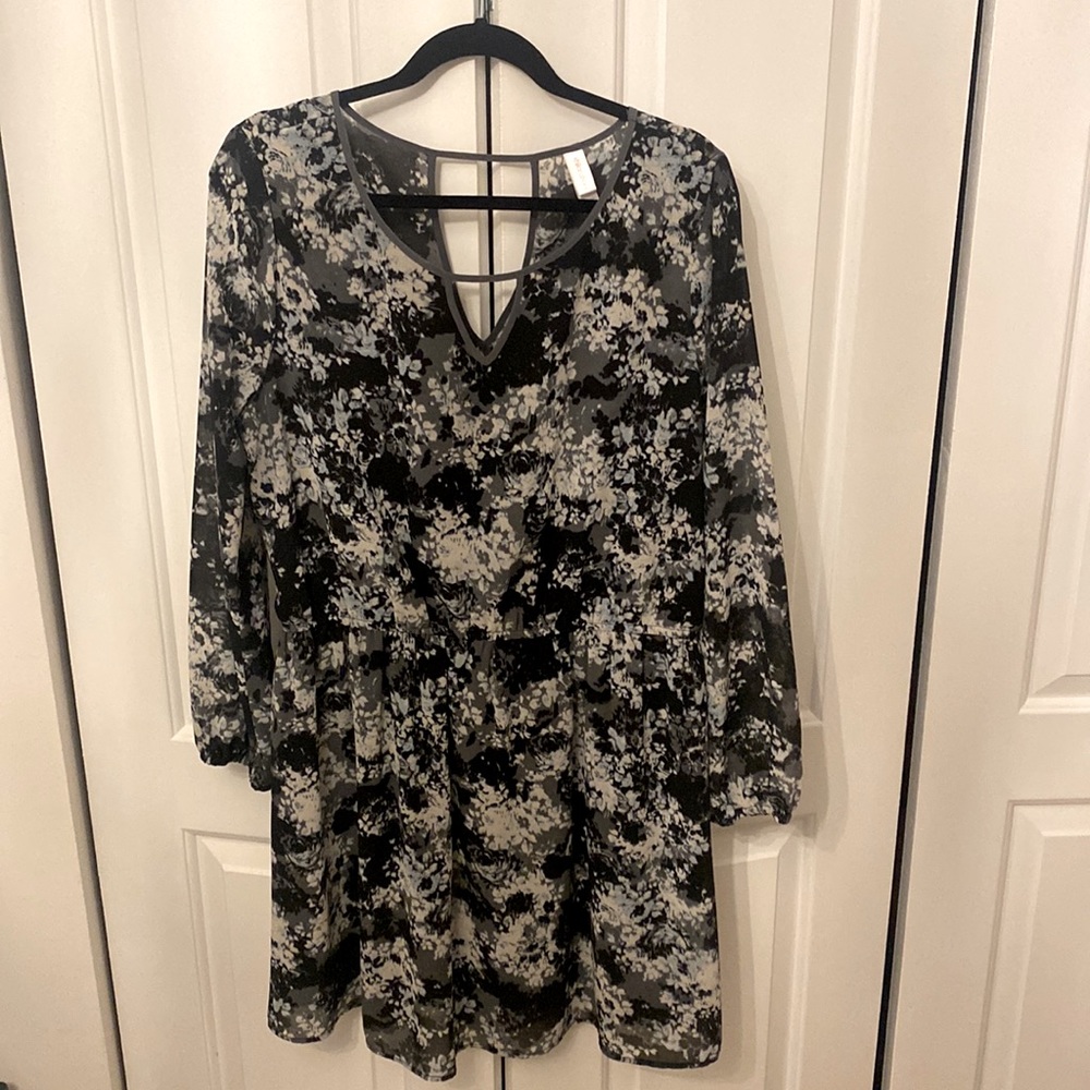 Flower patterned dress with keyhole neckline and back detail